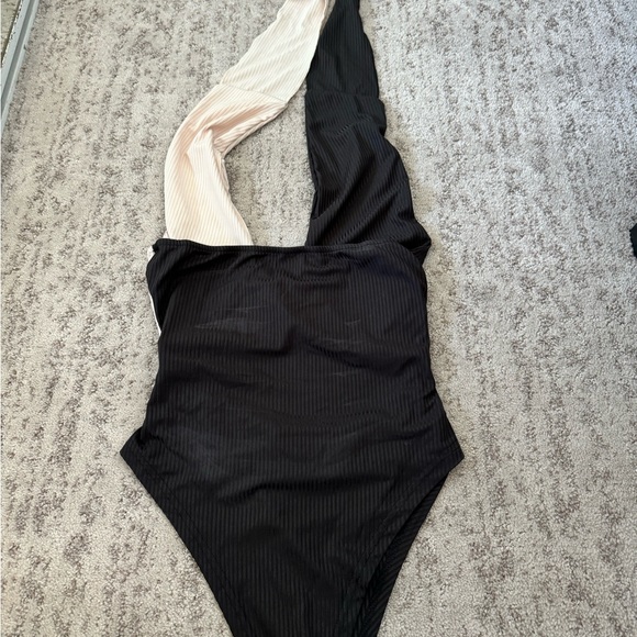 SHEIN cut out twist front halter bodysuit - Picture 6 of 6